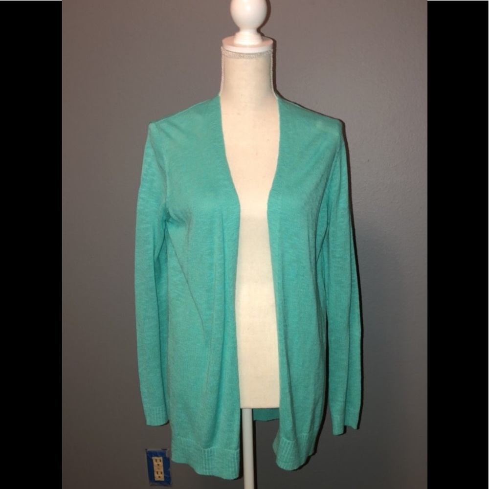 Light gap sweater still has tags